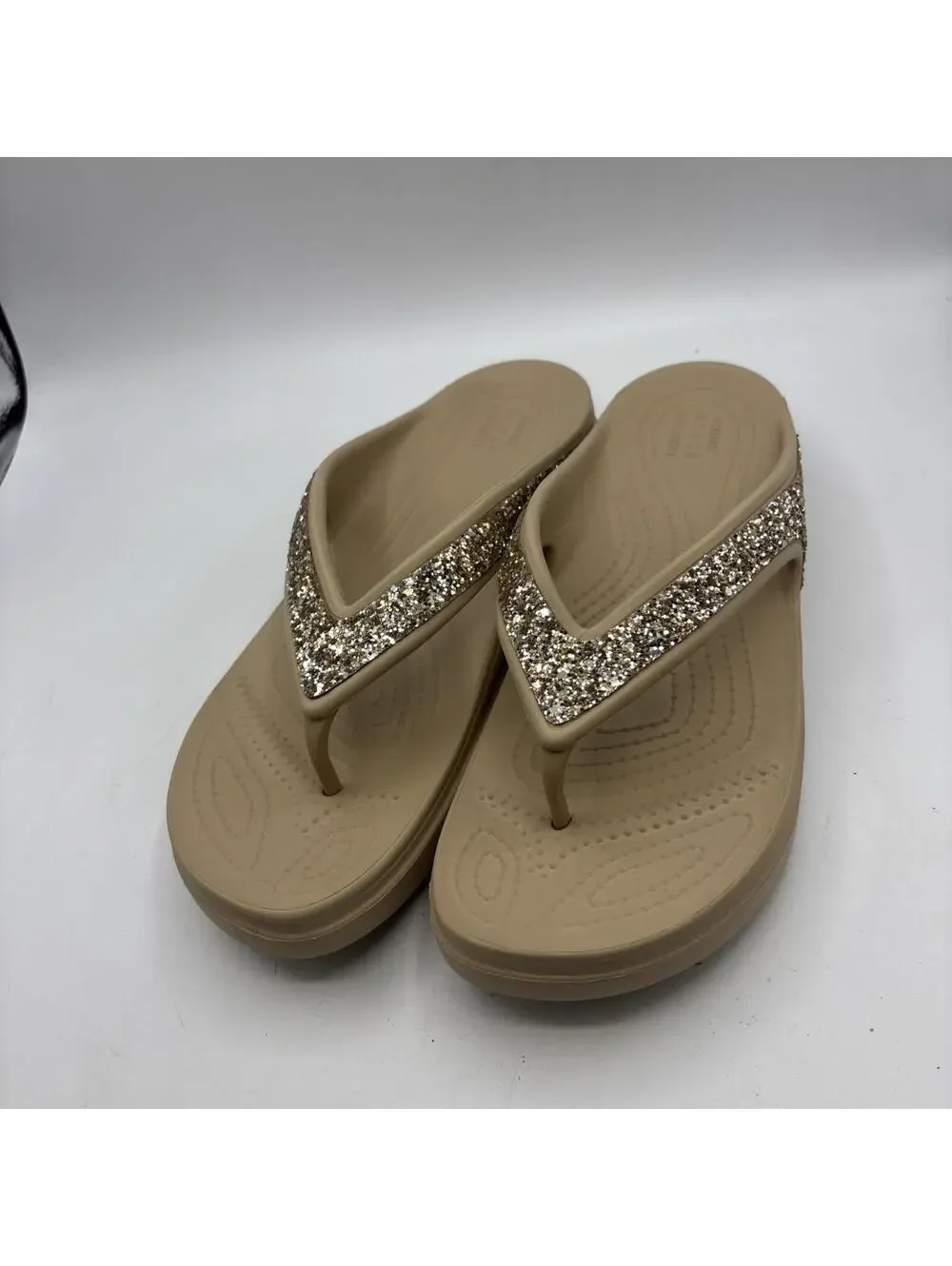 Crocs Sloane Wedge Flip Flop Sandals Women's Tan Gold Glitter Blingy Size 10